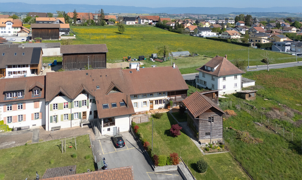 außenansicht mit parkplatz, day time, residential view, und wohngebietblick