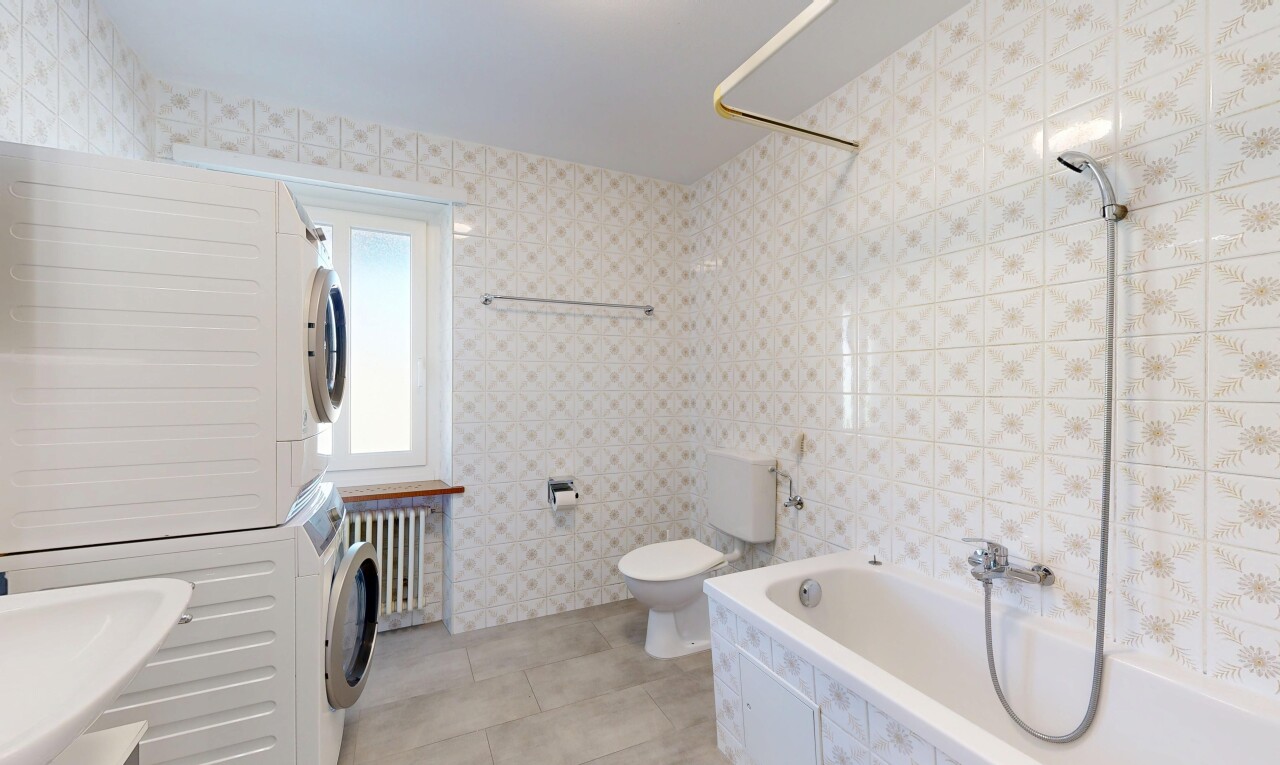 bad mit waschturm, toilette, light floor, kombiniertes bad / dusche, und komplettes badezimmer