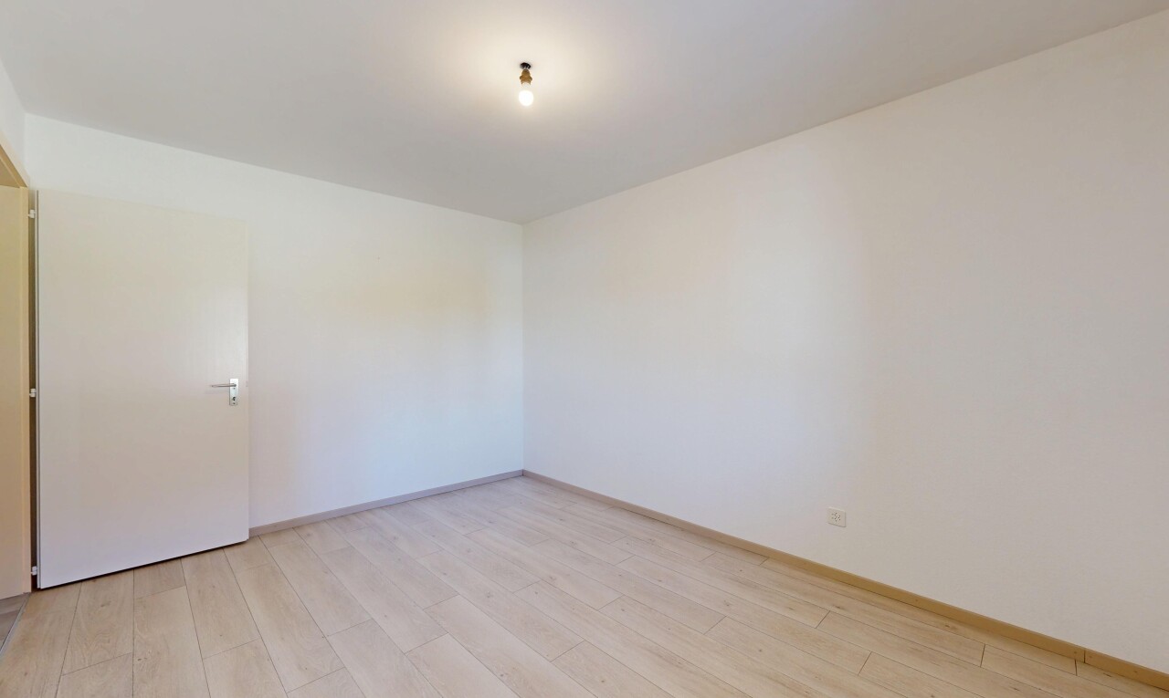 leerer raum mit wood finish floor, holzfußboden, drywall, gipskartonwand, und inside property