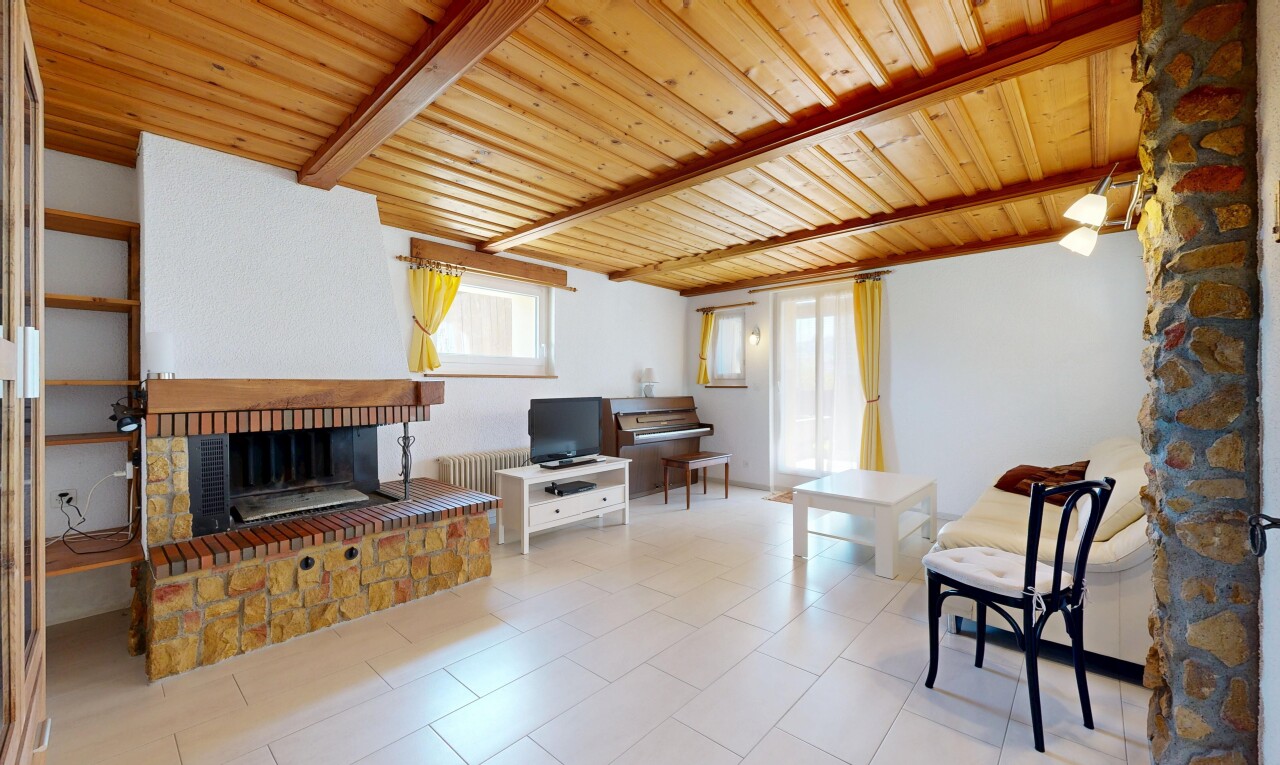 wohnzimmer mit kamin, inside property, holzdecke, wood ceiling, und natürliches licht
