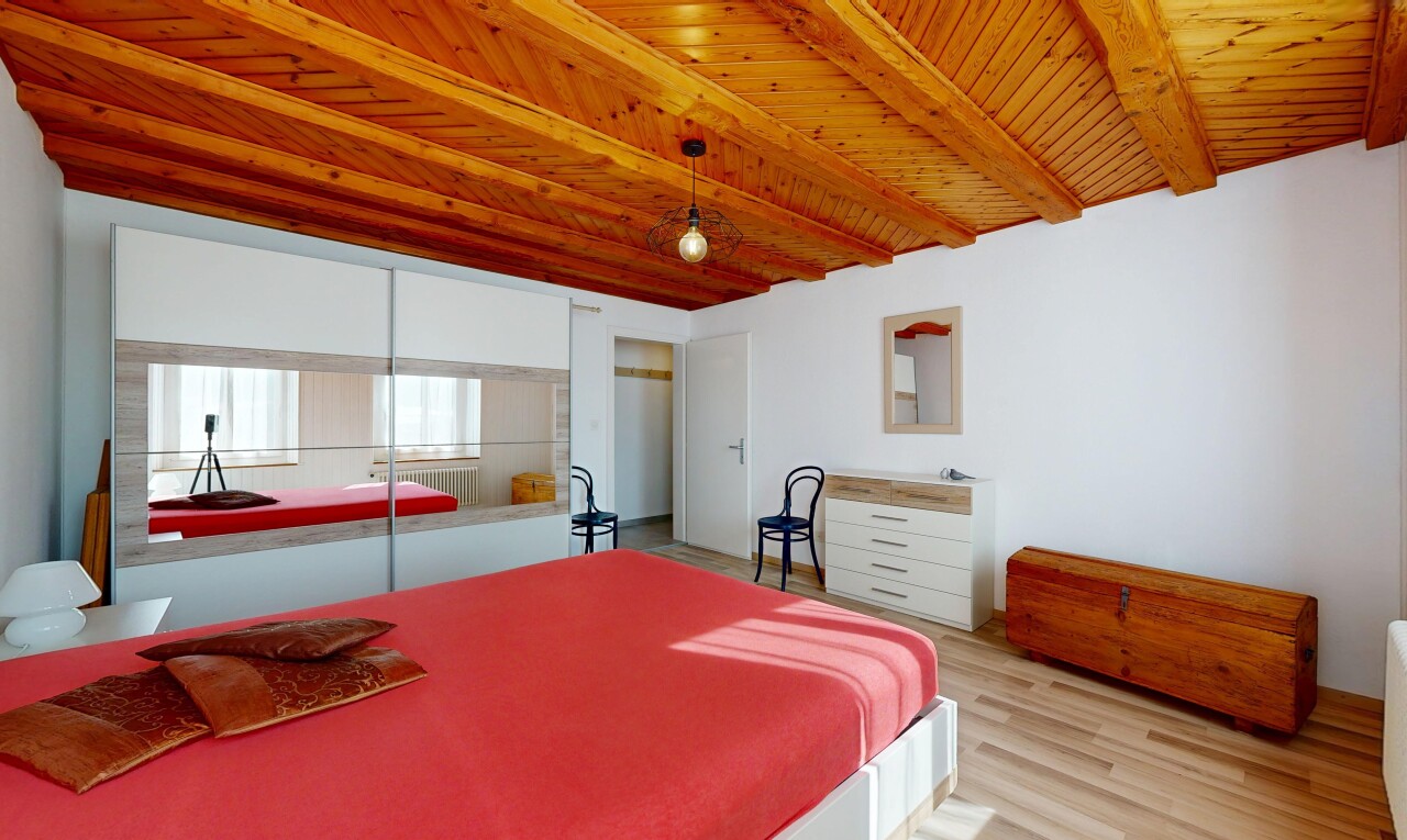 zimmer / schlafzimmer mit inside property, natural light, natürliches licht, wood finish floor, und holzfußboden