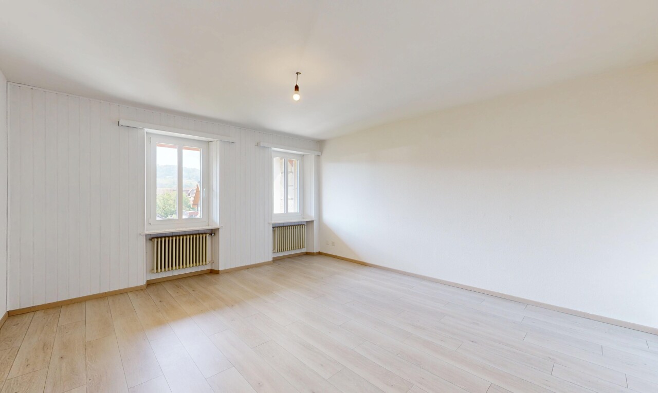 leerer raum mit natural light, natürliches licht, inside property, kühler, und wood finish floor