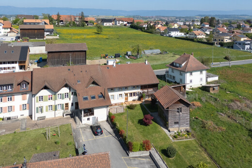 außenansicht mit parkplatz, day time, residential view, und wohngebietblick