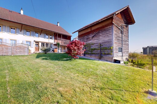 façade avec balcon, bardage en bois, pelouse, bardage horizontal, et day time