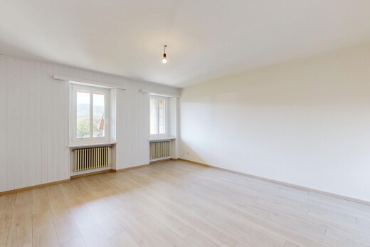 pièce vide avec natural light, lumière naturelle, inside property, radiateur, et wood finish floor
