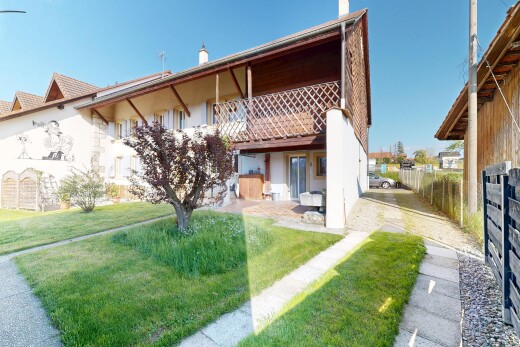 façade avec day time, pelouse, bardage en stuc, cheminée, et terrasse