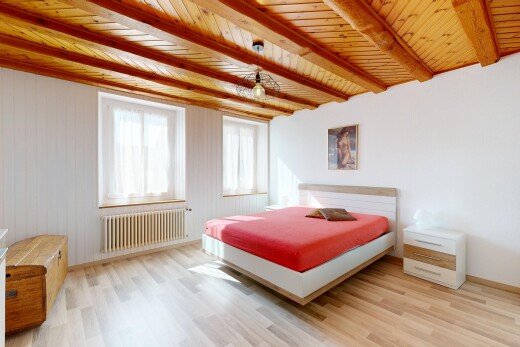 chambre avec sol en finition bois, wood finish floor, lumière naturelle, natural light, et inside property