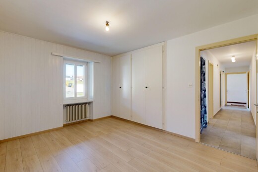 leerer raum mit inside property, holzfußboden, wood finish floor, natürliches licht, und natural light