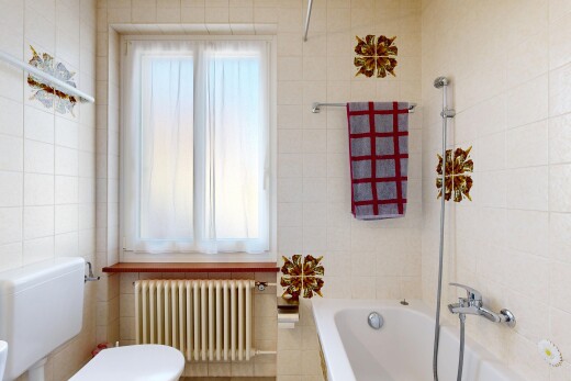 salle de bains avec toilette, salle de bain complète, radiateur, lumière naturelle, et natural light