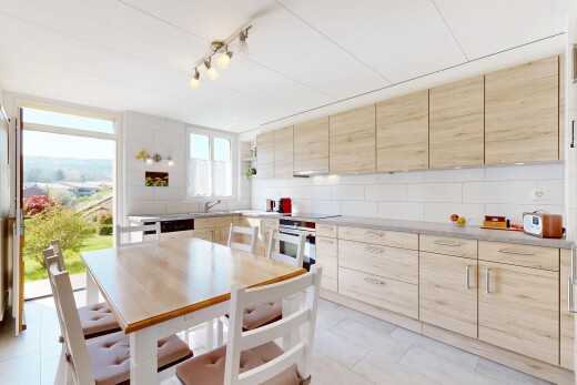 küche mit light brown cabinets, hellbraune schränke, küchenrückwand beim herd, küchenrückwand beim Herd, und inside property