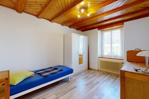 chambre avec sol en finition bois, wood finish floor, inside property, cloison sèche, et drywall