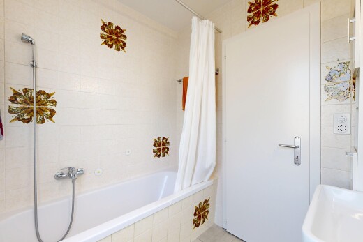 bad mit kombiniertes bad / dusche, komplettes badezimmer, waschbecken, inside property, und fliesenwand
