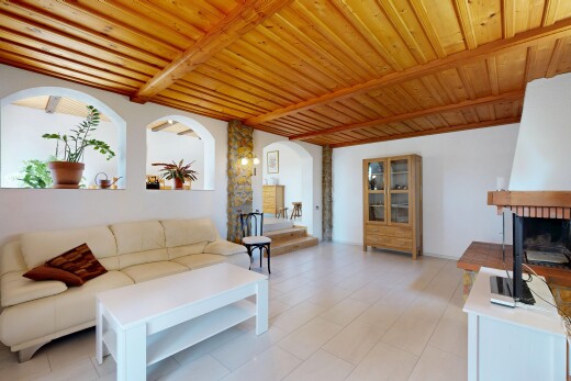 salon avec passages en arc, inside property, plafond en bois, wood ceiling, et cloison sèche