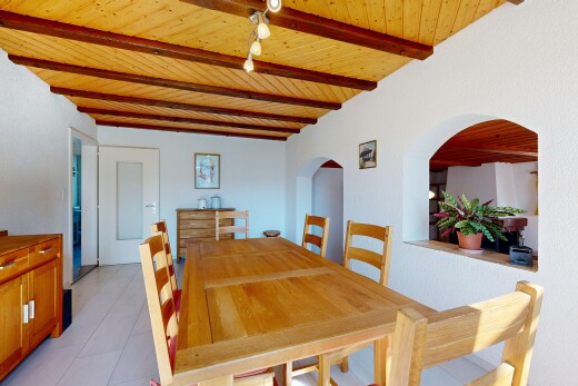 salle à manger avec inside property, wood ceiling, plafond en bois, drywall, et cloison sèche