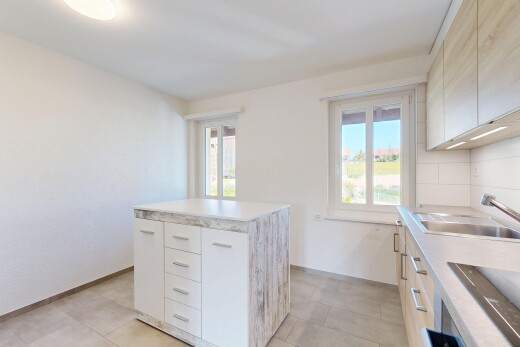 cuisine avec kitchen island, îlot de cuisine, light countertops, plans de travail, et light floor