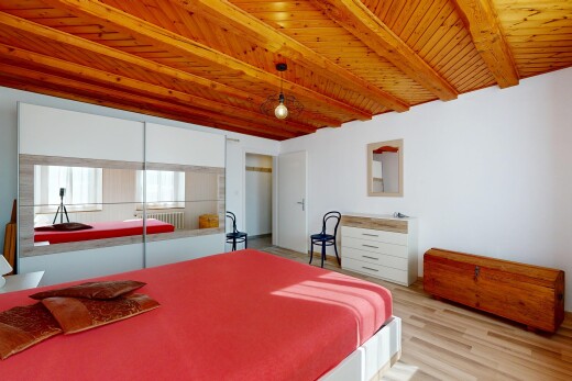 chambre avec inside property, natural light, lumière naturelle, wood finish floor, et sol en finition bois