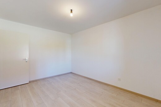 pièce vide avec wood finish floor, sol en finition bois, drywall, cloison sèche, et inside property