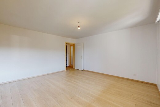 leerer raum mit holzfußboden, wood finish floor, gipskartonwand, drywall, und inside property