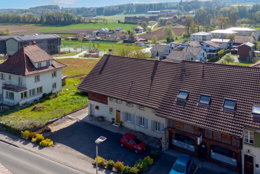façade avec drone view, day time, toit en tuiles, et garage