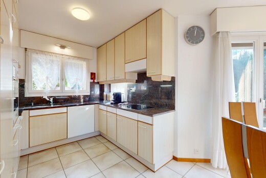 küche mit herd, geschirrspülmaschine, küchenrückwand beim herd, und arbeitsplatten