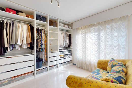 begehbarer kleiderschrank mit parkettboden