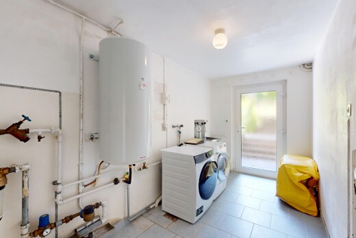 wäschekammer mit wäscherei, wasserkocher, tumbler, natural light, und natürliches licht