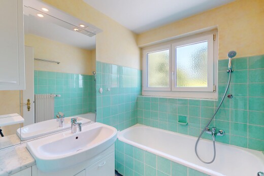 bad mit inside property, natural light, natürliches licht, kühler, und komplettes badezimmer