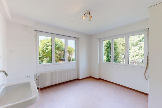 leerer raum mit kühler, inside property, waschbecken, natürliches licht, und natural light