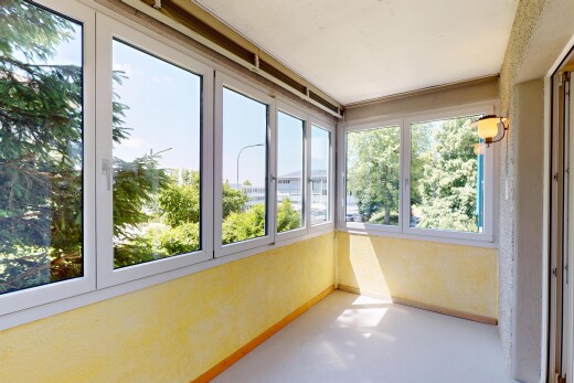 leerer raum mit inside property, wintergarten, natural light, natürliches licht, und day time