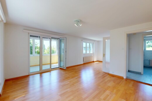 leerer raum mit kühler, natürliches licht, natural light, holzfußboden, und wood finish floor