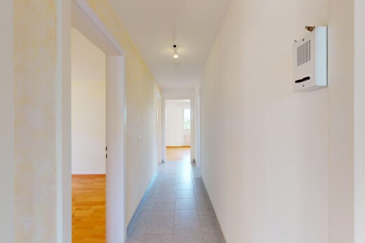 halle / korridor mit inside property, natürliches licht, natural light, fliesenboden, und tile floor