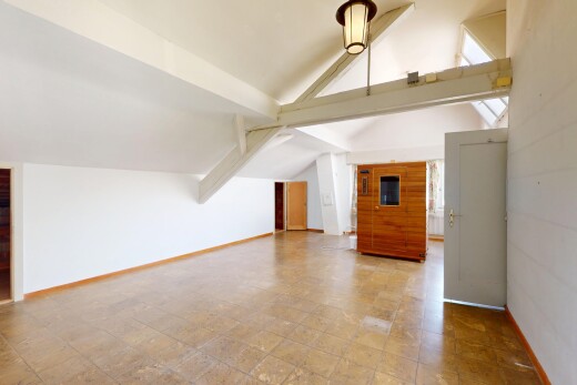 leerer raum mit dachschräge, vaulted ceiling, inside property, gipskartonwand, und drywall