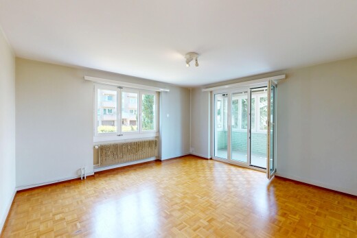 leerer raum mit kühler, inside property, gipskartonwand, drywall, und natürliches licht