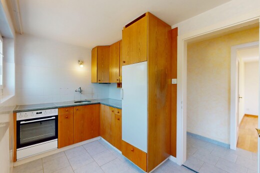 küche mit ofen, fliesenboden, tile floor, mittelbraune schränke, und inside property