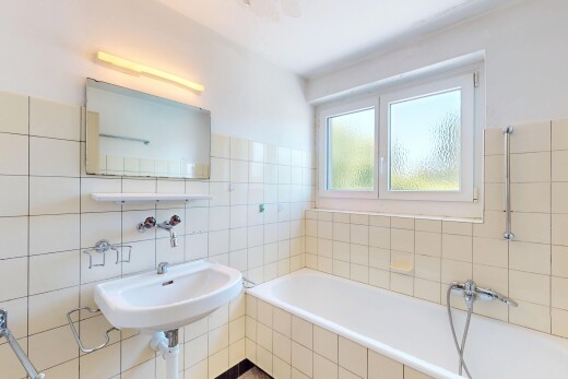 bad mit fliesenwand, tile wall, inside property, tile tub, und bad