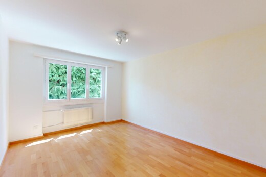 leerer raum mit kühler, natural light, natürliches licht, inside property, und wood finish floor