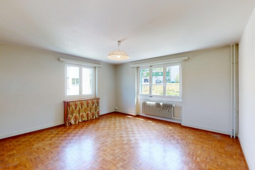 leerer raum mit kühler, natural light, natürliches licht, inside property, und drywall