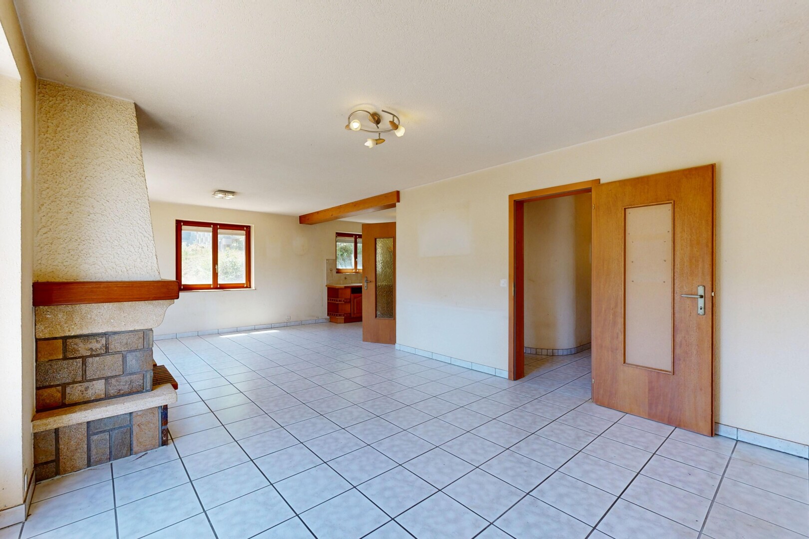 pièce vide avec inside property, light floor, cloison sèche, drywall, et lumière naturelle