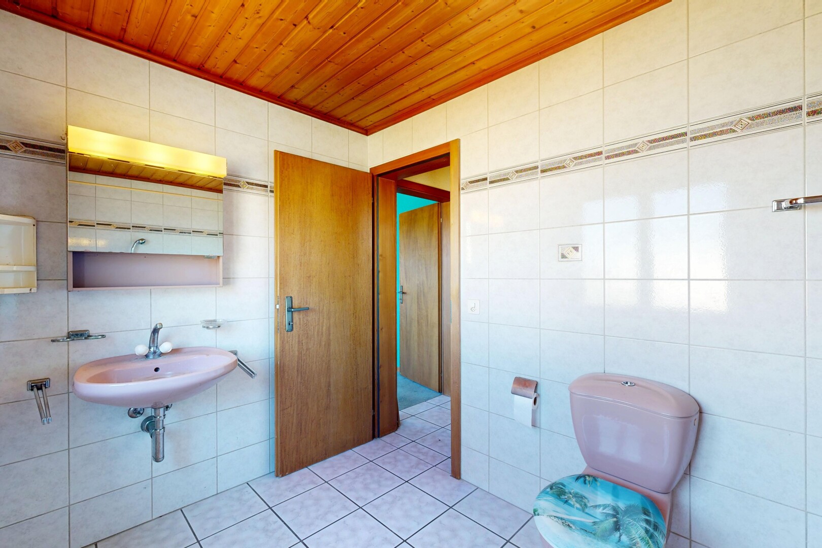 salle de bains avec mur en carrelage, tile wall, sol en carrelage, tile floor, et toilette