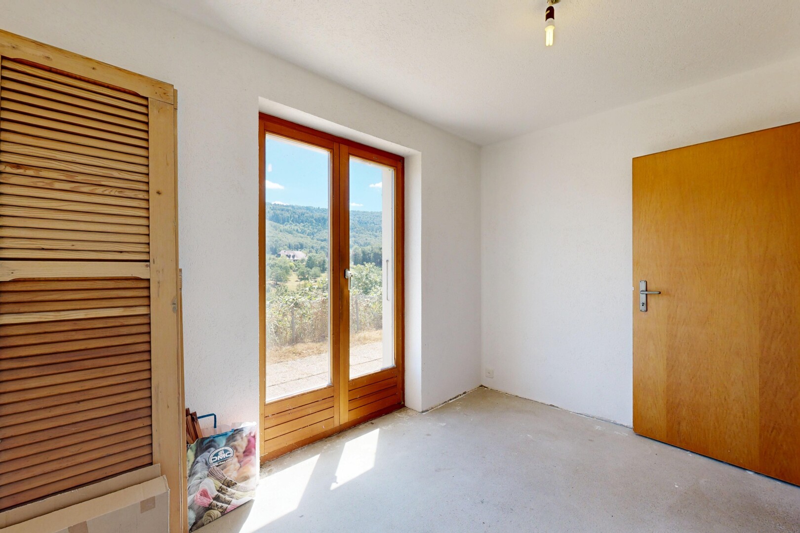 pièce vide avec inside property, cloison sèche, drywall, lumière naturelle, et natural light
