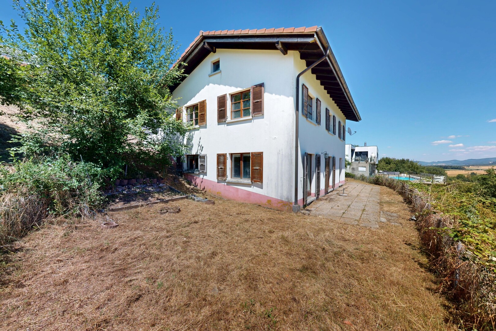 façade avec day time, garage intégré, from property, bardage en stuc, et pelouse
