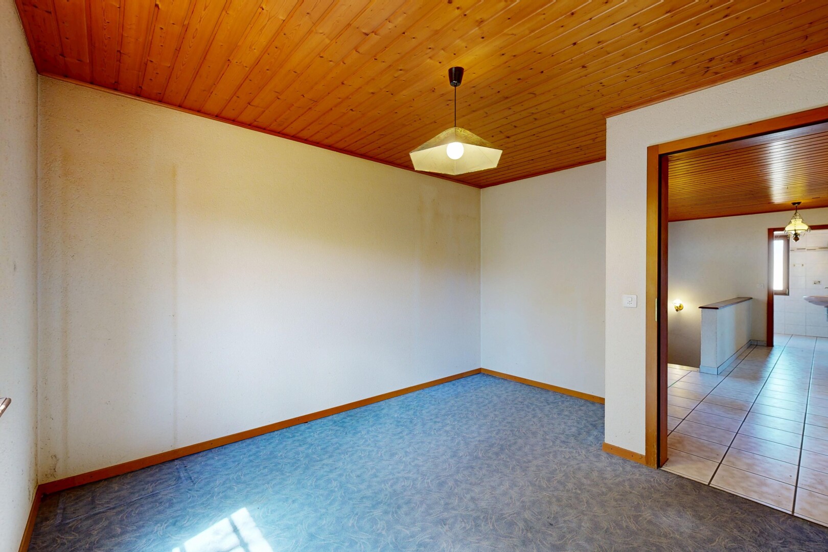 pièce vide avec plafond en bois, wood ceiling, moquette, carpet, et inside property