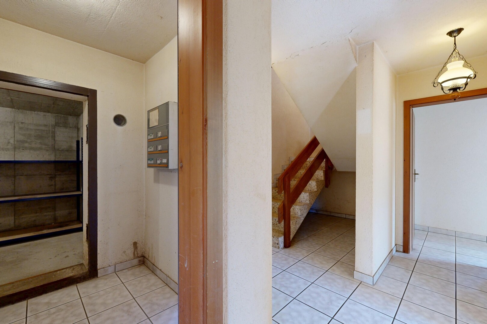 couloir avec cloison sèche, drywall, sol en carrelage, tile floor, et inside property