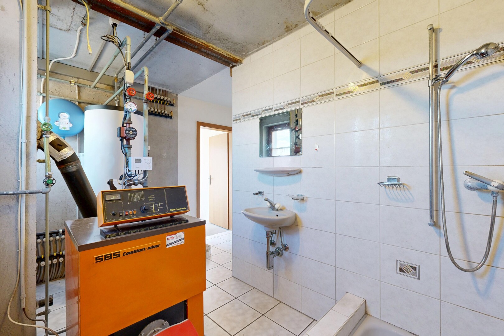 salle de bains avec salle de bain complète, sol en carrelage, tile floor, mur en carrelage, et tile wall