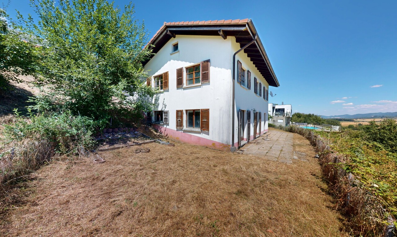 façade avec day time, garage intégré, from property, bardage en stuc, et pelouse