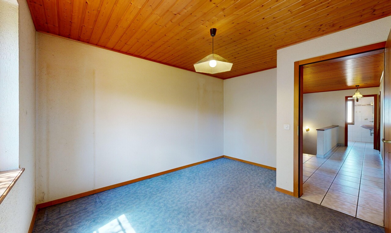 pièce vide avec plafond en bois, wood ceiling, moquette, carpet, et inside property