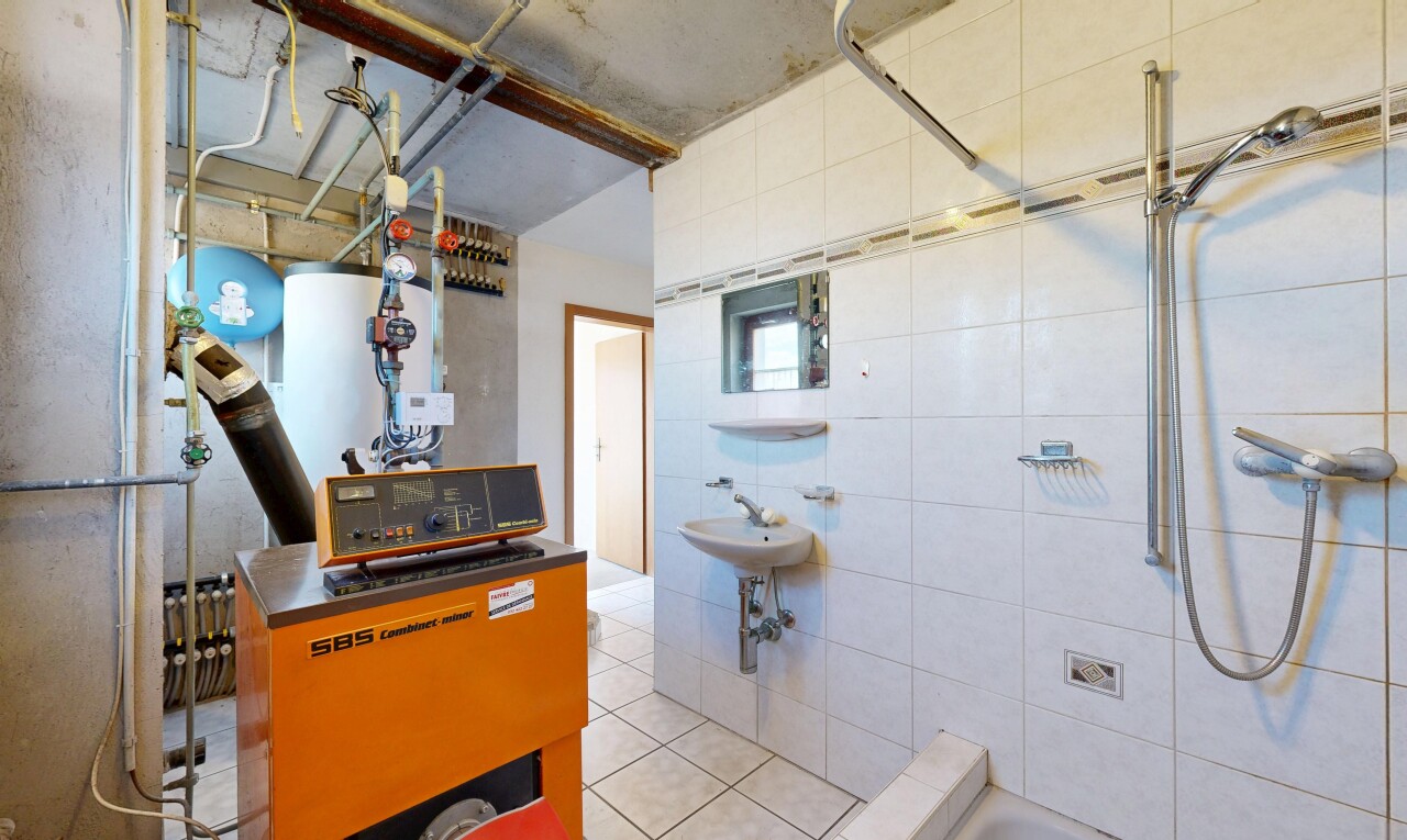 salle de bains avec salle de bain complète, sol en carrelage, tile floor, mur en carrelage, et tile wall