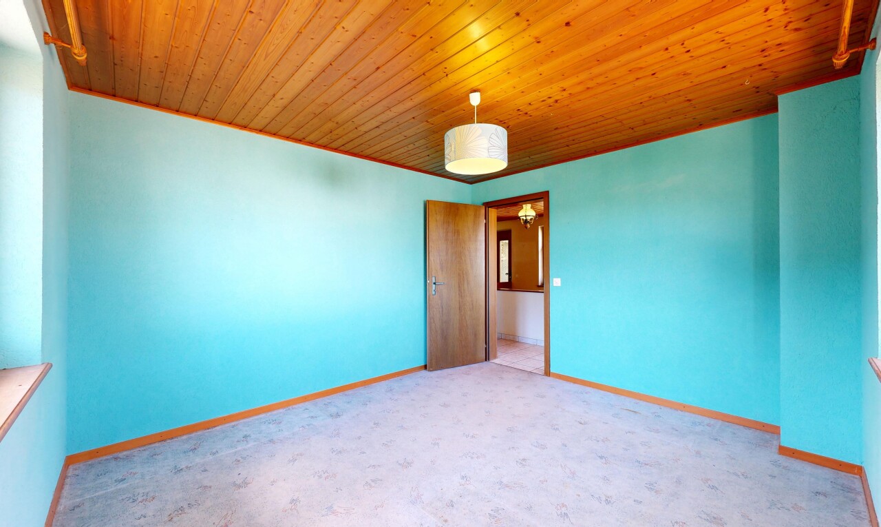 pièce vide avec moquette, carpet, cloison sèche, drywall, et plafond en bois