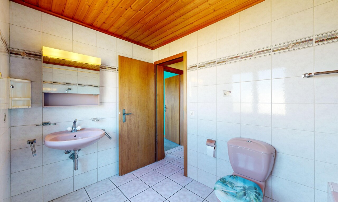 salle de bains avec mur en carrelage, tile wall, sol en carrelage, tile floor, et toilette