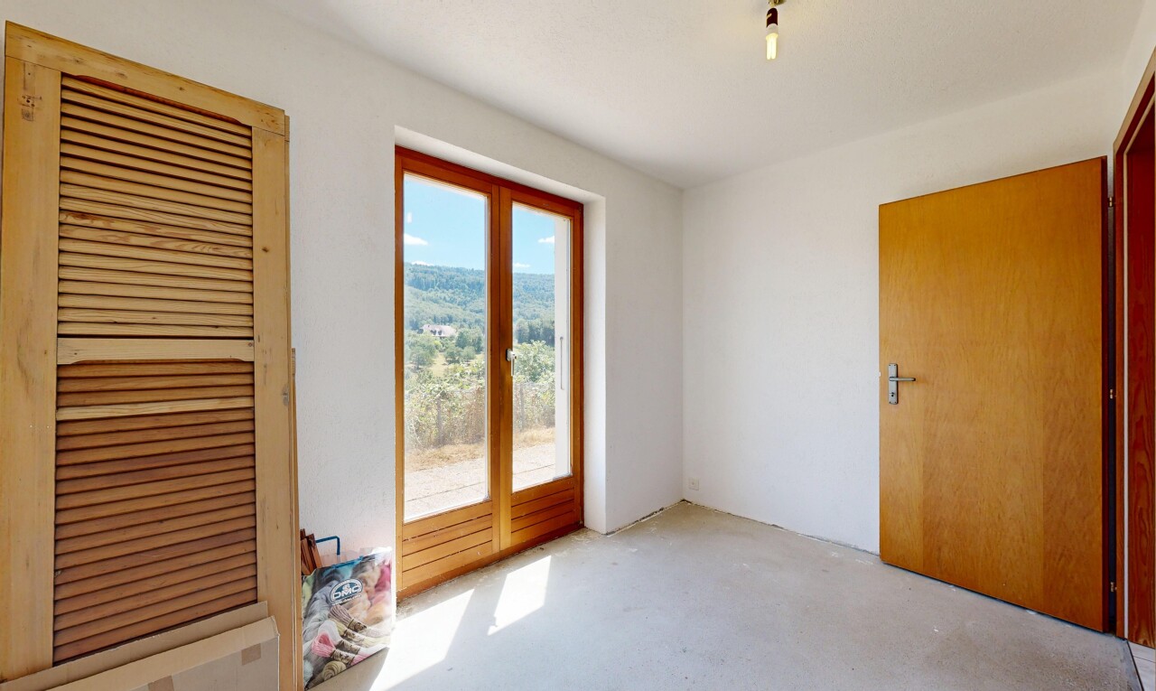 pièce vide avec inside property, cloison sèche, drywall, lumière naturelle, et natural light